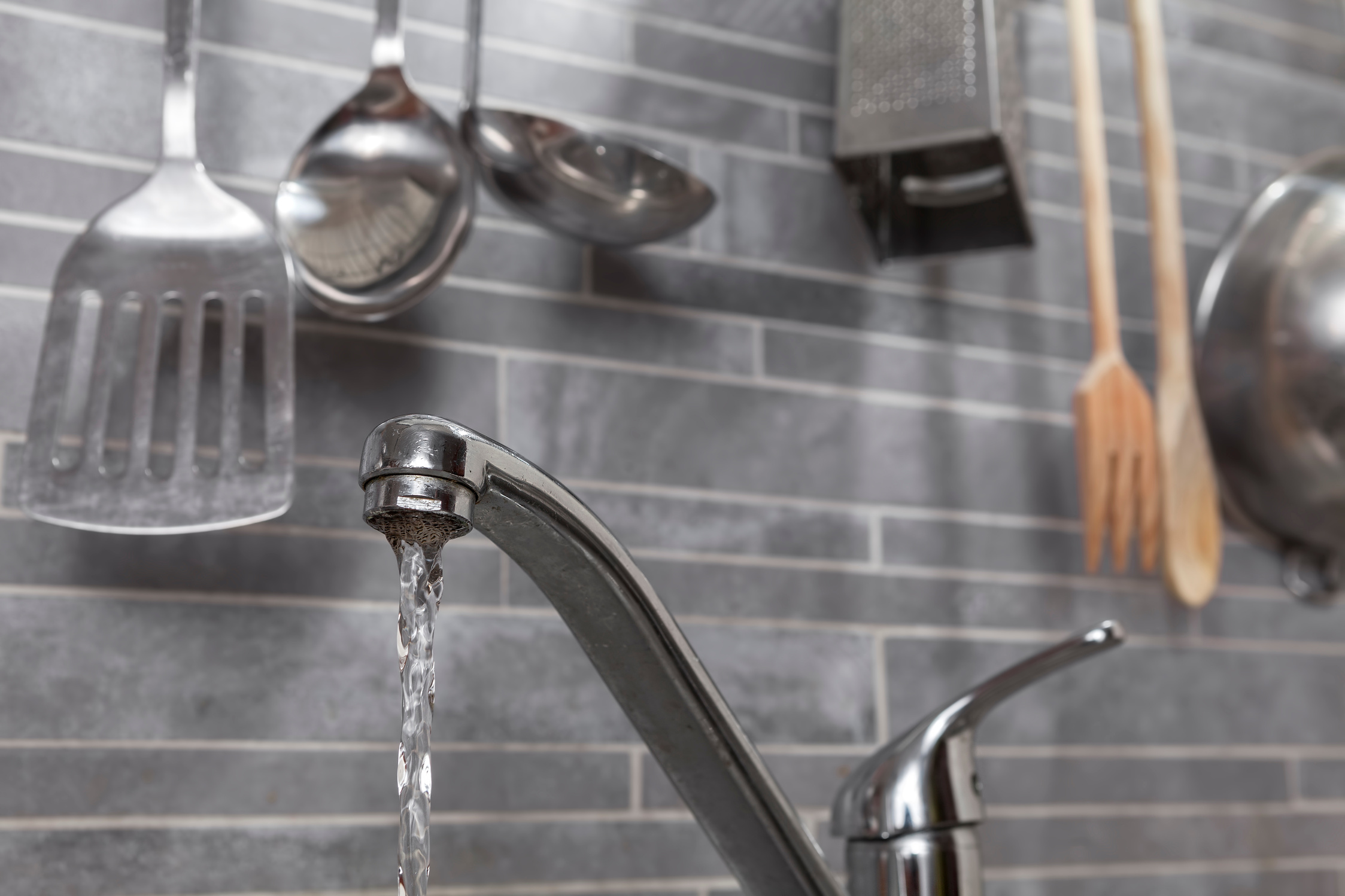 Kitchen faucet water